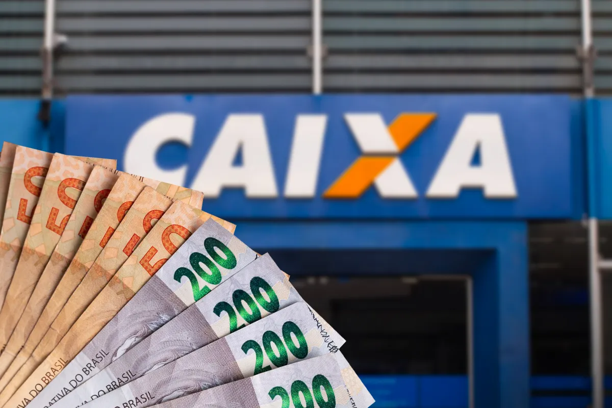 Aprovados já podem receber os R$ 6.220 pela CAIXA Cédulas de 50 e 200 reais em frente à fachada da CAIXA representando liberação de R$ 6.220.