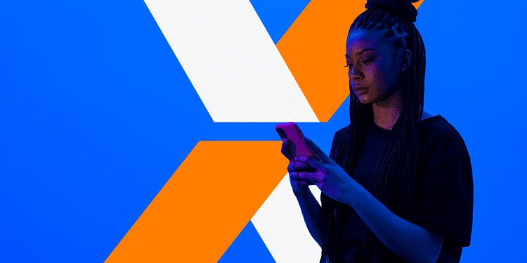 Jovem mulher negra com tranças olhando para smartphone com fundo azul e formas laranja e branca.