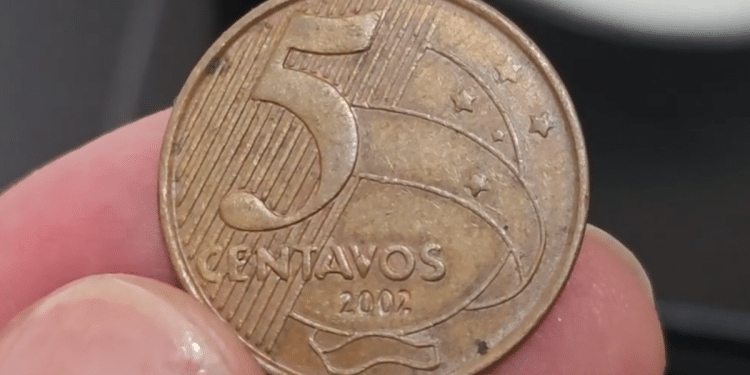 Moeda brasileira de 5 Centavos, ano 2002, em close-up, exemplar conhecido por apresentar o raro erro de cunhagem da data duplicada.
