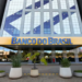 Fachada moderna do Banco do Brasil.