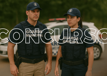Agentes da Guarda Municipal homem e mulher devidamente fardados com coletes e equipamentos de proteção individual.