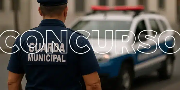 Guarda Municipal com viatura ao fundo, destacando o aviso de encerramento de inscrições para o concurso.