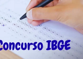 Pessoa preenchendo cartão-resposta de prova, representando preparação para o concurso do IBGE.