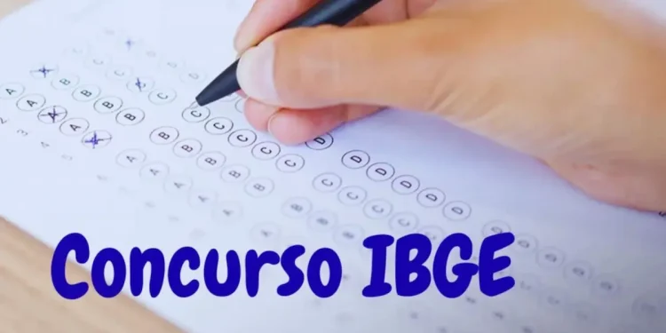 Pessoa preenchendo cartão-resposta de prova, representando preparação para o concurso do IBGE.