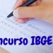 Pessoa preenchendo cartão-resposta de prova, representando preparação para o concurso do IBGE.