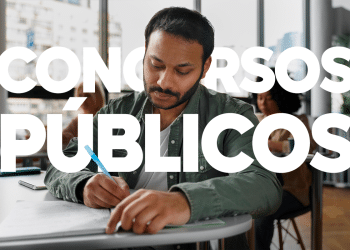 Candidato estudando para escolher entre as funções APM e SCQ do concurso IBGE do novo processo seletivo.