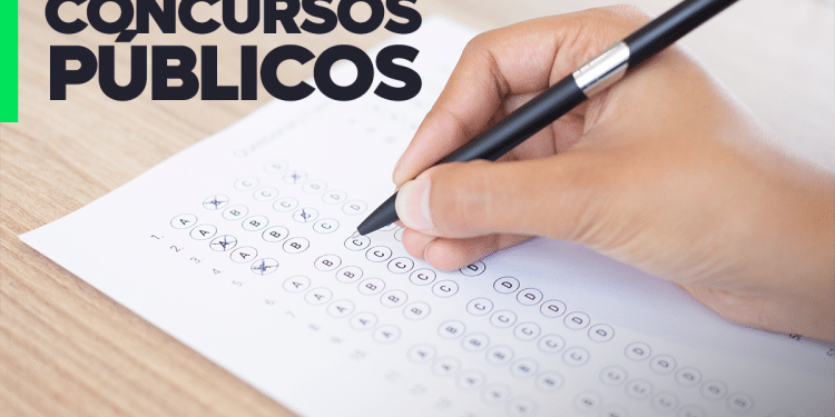 Candidato preenchendo a folha de respostas de concurso público, representando o processo de contestação e recursos.