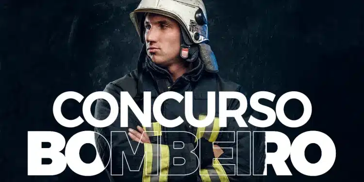 Bombeiro militar com uniforme de combate a incêndio e capacete, braços cruzados em fundo escuro com a frase "CONCURSO BOMBEIRO" em letras brancas.