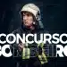 Bombeiro militar com uniforme de combate a incêndio e capacete, braços cruzados em fundo escuro com a frase "CONCURSO BOMBEIRO" em letras brancas.