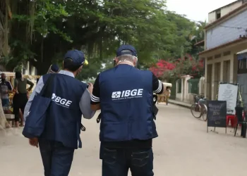 Agentes do IBGE caminhando por rua enquanto realizam atividades de campo durante processo seletivo com inscrições prorrogadas.