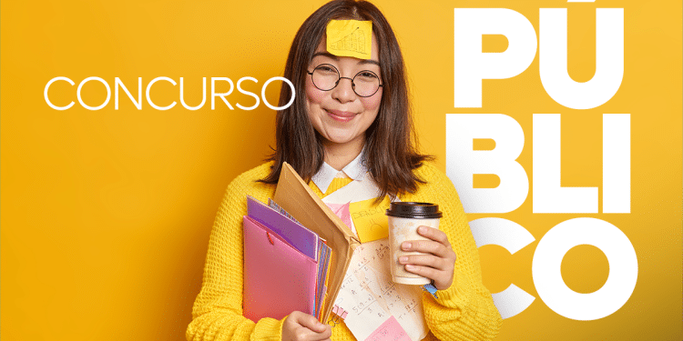 Jovem mulher sorrindo com anotações e café na mão, cenário amarelo para concurso público