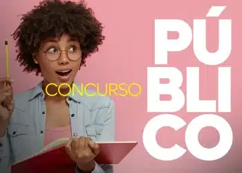 Jovem mulher negra segurando caderno e lápis, surpresa, fundo rosa com texto concurso público