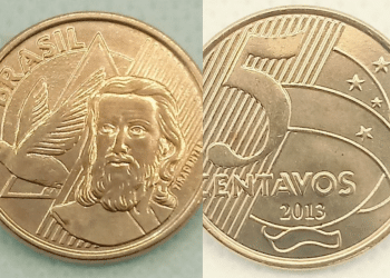 Montagem mostrando o anverso e o reverso de uma moeda de 5 centavos de 2013, destacando o busto de Tiradentes e um erro de cunho quebrado que atravessa a imagem.
