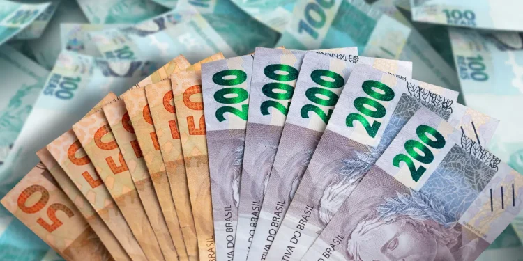 Notas de dinheiro ilustrando a antecipação da 2ª parcela do 13º salário em 2025.