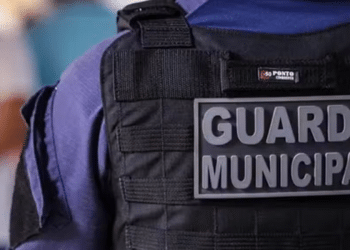 Colete de guarda municipal com identificação oficial em operação.