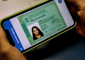 Mãos segurando celular com identidade digital do estado do Rio de Janeiro na tela