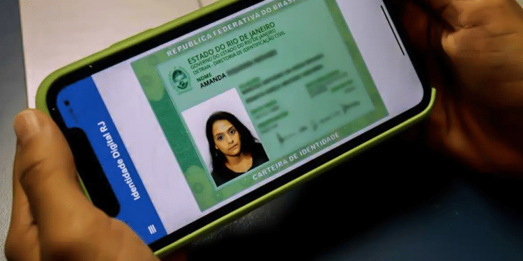 Mãos segurando celular com identidade digital do estado do Rio de Janeiro na tela