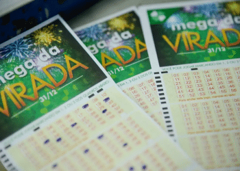 Cartões de aposta da Mega da Virada com números marcados para o sorteio de 31 de dezembro.