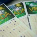 Volantes da Mega da Virada destacando o prêmio de R$ 1 bilhão e as regras para resgate.