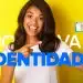 Mulher sorridente apontando para a nova Carteira de Identidade Nacional (CIN), destacando a facilidade e modernidade do processo de solicitação do documento de identificação no Brasil.