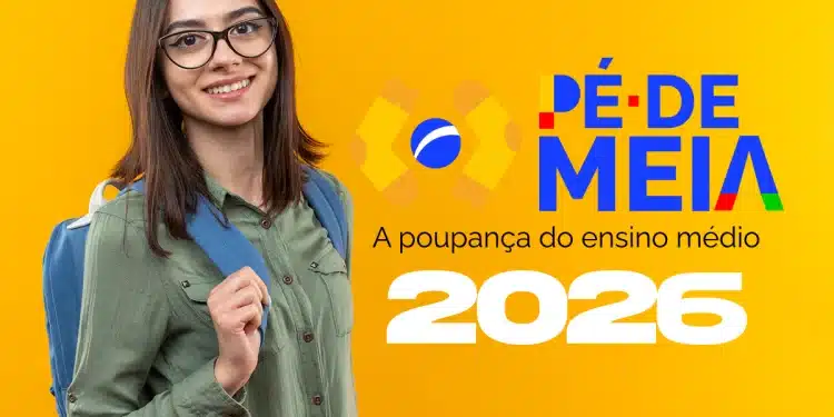 Jovem estudante sorrindo com mochila nas costas sobre fundo amarelo, ao lado do logotipo do programa Pé-de-Meia e o ano 2026 em destaque.
