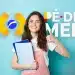 Jovem sorridente segura cadernos e faz sinal de positivo com fundo azul e texto Pé de Meia