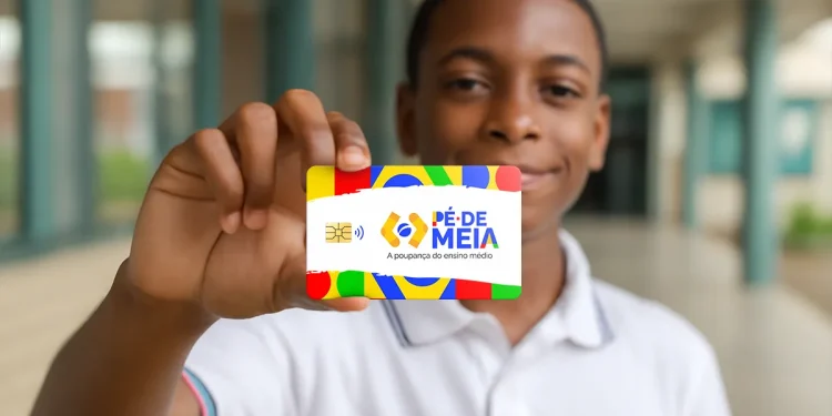 Adolescente segurando o cartão do programa Pé-de-Meia, usado para pagamentos do incentivo escolar.