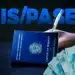 Carteira de trabalho e dinheiro ilustrando prazo final para saque extra do PIS/Pasep em dezembro.