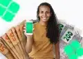 Mulher sorridente segurando celular com logo Pix e notas de dinheiro ao fundo.