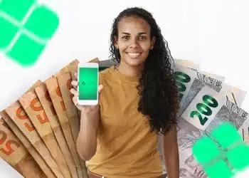 Mulher sorridente segurando celular com logo Pix e notas de dinheiro ao fundo.