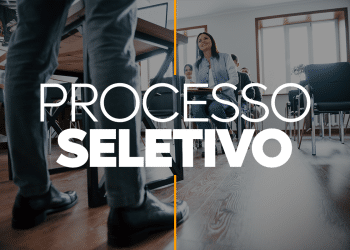 Candidatos aguardando chamada para entrevista de processo seletivo com mulher sorridente em destaque.