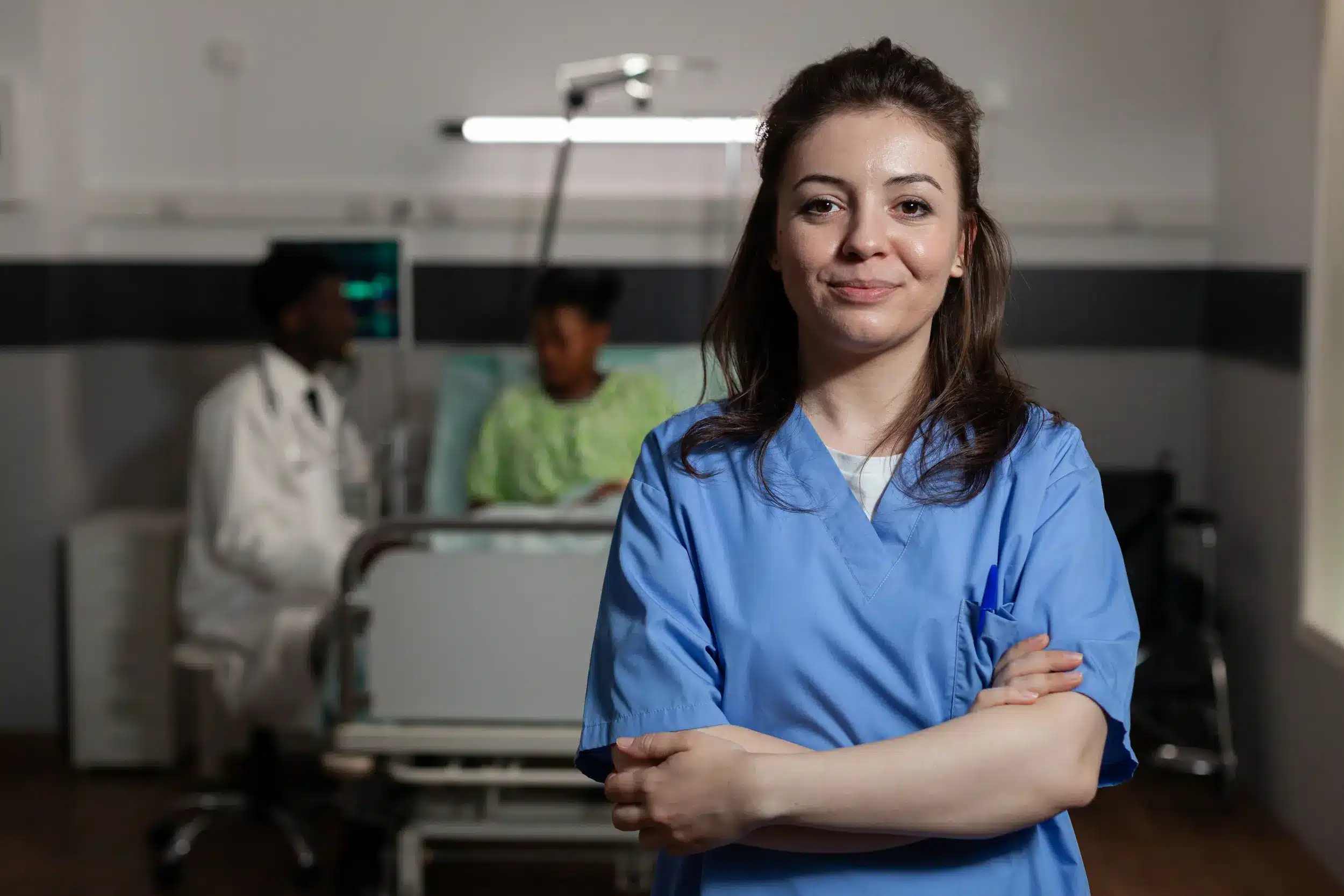 Técnico em Enfermagem Técnico em Enfermagem com uniformes azuis, em um ambiente hospitalar, demonstrando a importância desse profissional para a saúde.