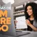 Mulher sorrindo segurando contrato em reunião de emprego online.