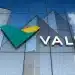 Fachada espelhada de prédio corporativo da Vale, empresa que abre processo seletivo com vagas em todo o Brasil.