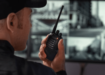 Segurança usando rádio comunicador para monitoramento em tempo real