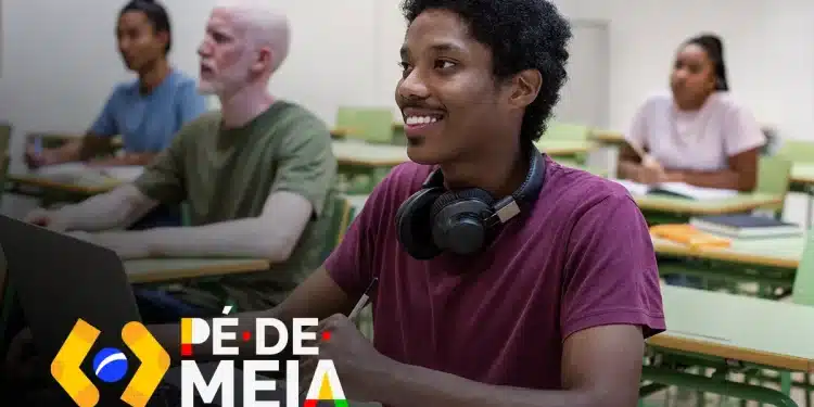 Alunos do ensino médio assistem aula em sala de escola pública com logo do Pé-de-Meia.