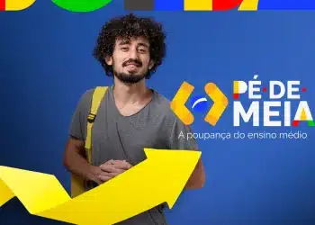 Jovem beneficiário do Pé-de-Meia com mochila escolar representando estudantes nascidos em março e abril que recebem no dia 23.
