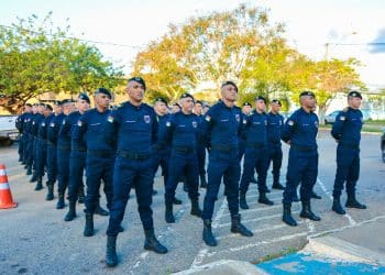 Guarda Municipais uniformizados em formação alinhada durante treinamento ao ar livre em área urbana