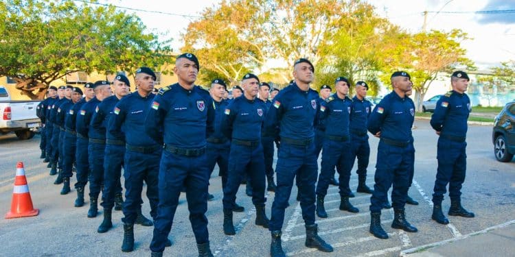 Guarda Municipais uniformizados em formação alinhada durante treinamento ao ar livre em área urbana