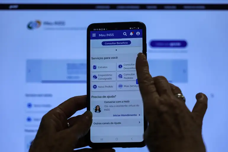 meu ins agência brasil ela do celular mostrando o aplicativo Meu INSS com opção para entrar com gov.br e acessar serviços do INSS.