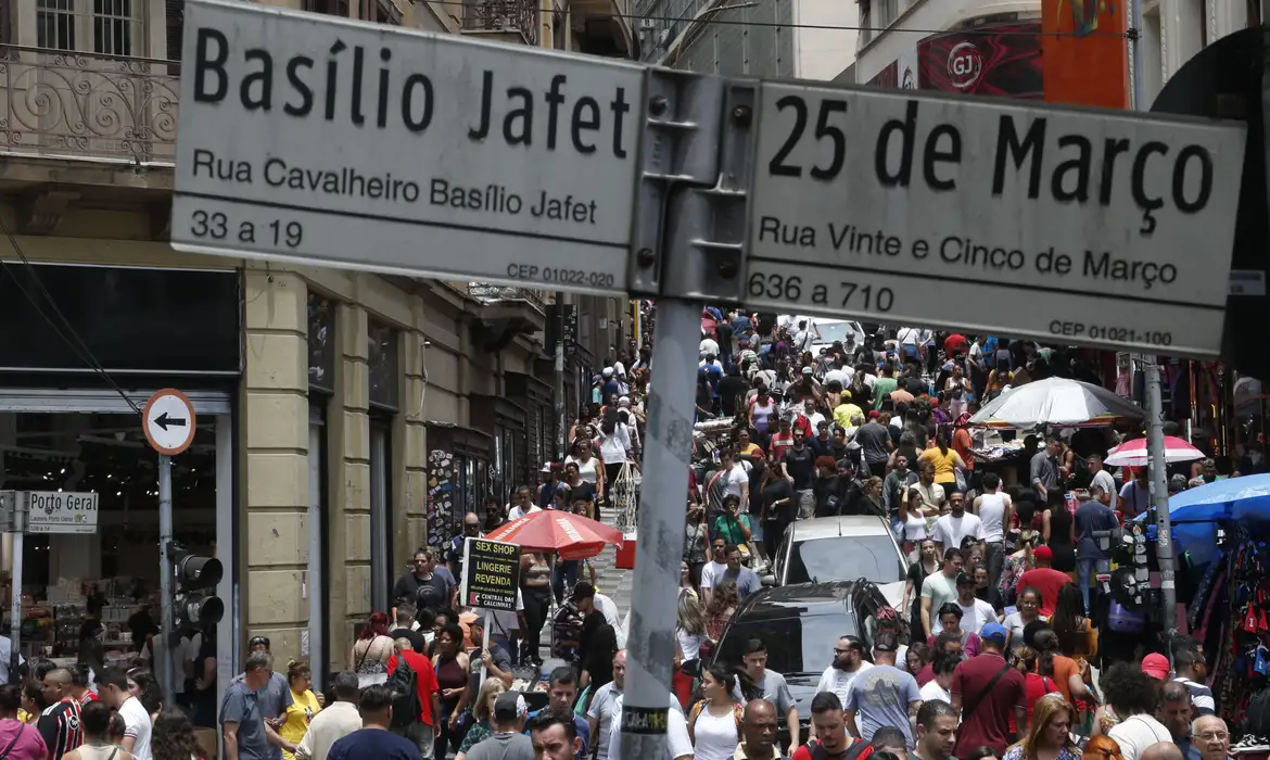 Ruas Basílio Jafet e 25 de Março em São Paulo Multidão de pessoas caminhando nas ruas Basílio Jafet e 25 de Março, centro de São Paulo, com grande movimentação comercial