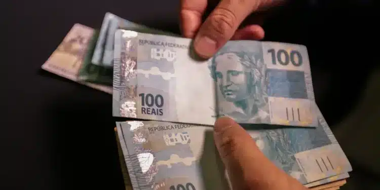 Comparação entre salário mínimo real de R$ 1.621 e valor ideal necessário para o Brasil.