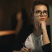 Pessoa concentrada trabalhando no computador, representando hábitos de pessoas inteligentes como foco, organização e aprendizado diário.