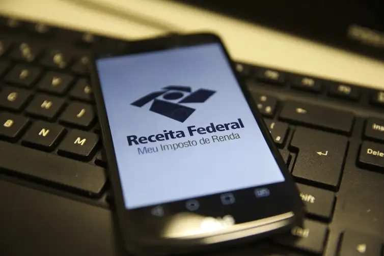 Imagem de um celular abrindo o site da receita Federal.