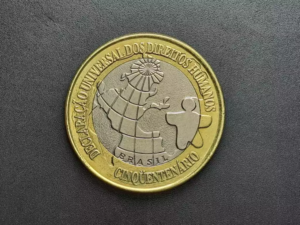 O Raro Tesouro: Moeda de 1 Real de 1998 (Direitos Humanos) Cotações Acima de R$ 1.100 Moeda comemorativa de 1 real do Brasil, edição de 1998, marcando os 50 anos da Declaração Universal dos Direitos Humanos.