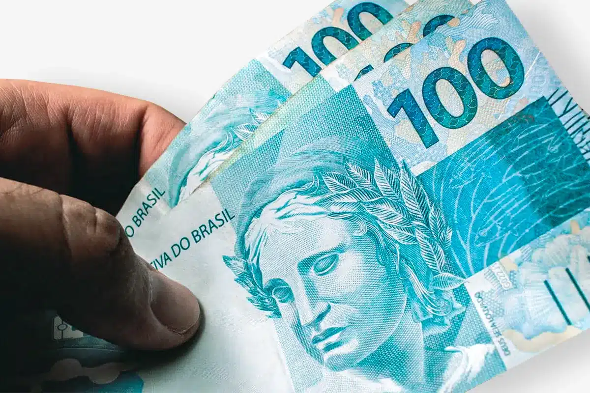 Notas de 100 reais ilustrando o valor máximo da primeira parcela do 13º salário em 2026, que pode chegar a R$ 4.237,77.