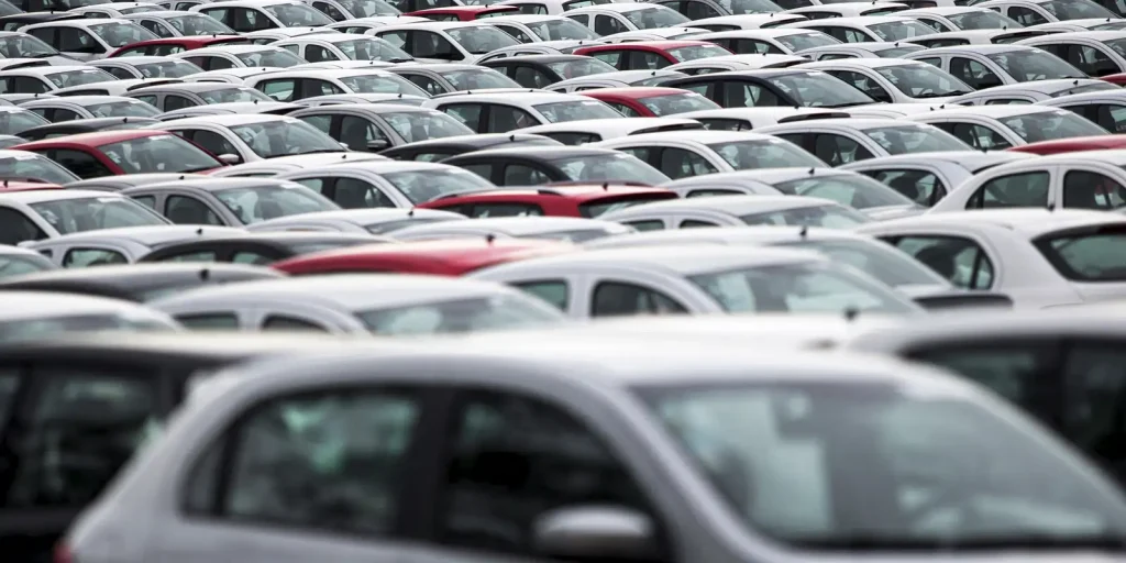 Visão panorâmica de uma via expressa com fluxo intenso de veículos, incluindo automóveis e caminhões, representando a frota que deve realizar o licenciamento e pagamento do IPVA.