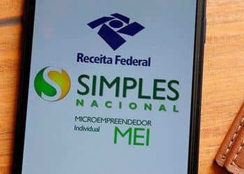 Tela de smartphone mostrando o logo do Simples Nacional e MEI, simbolizando controle e planejamento de obrigações do microempreendedor.