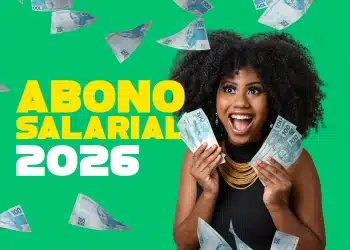 Mulher negra sorrindo segurando várias cédulas de cem reais com dinheiro caindo ao redor, fundo verde