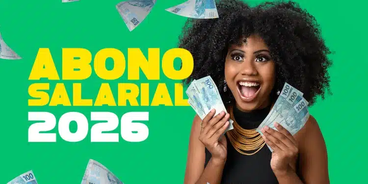 Mulher negra sorrindo segurando várias cédulas de cem reais com dinheiro caindo ao redor, fundo verde